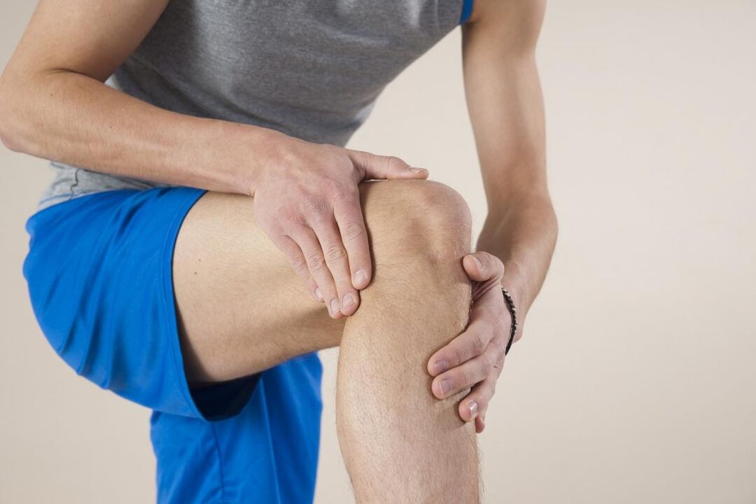 Die ersten Schmerzen und Steifheit im Gelenk aufgrund einer Arthrose werden auf Muskel- und Bänderzerrungen zurückgeführt